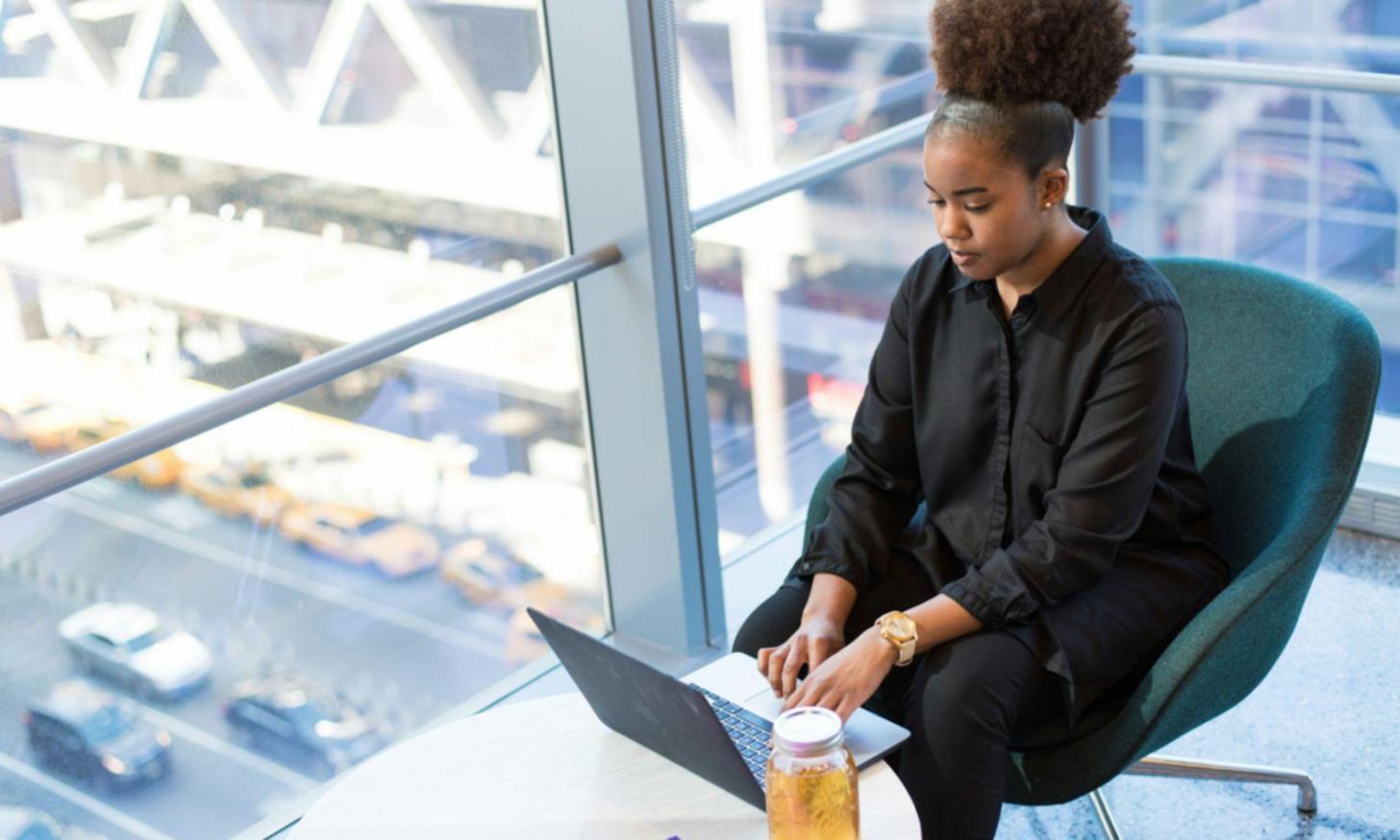 Professionelle Finanzberatung und Budgetplanung in modernem Arbeitsumfeld