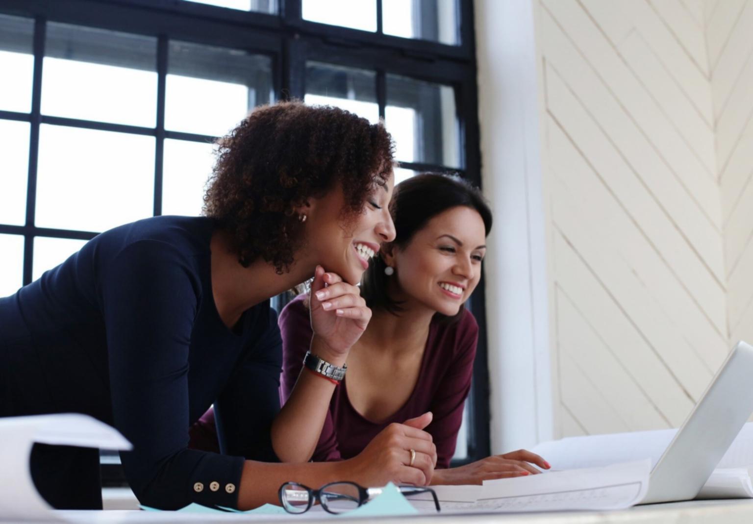 Modernes Büro mit Finanzplanungstools und Laptop auf Schreibtisch